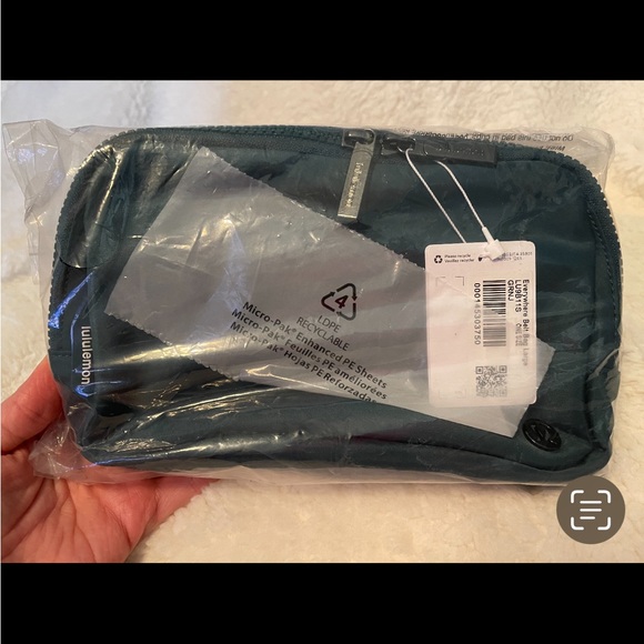 Lululemon large everywhere belt bag GREEN OR NAVY - Picture 5 of 9